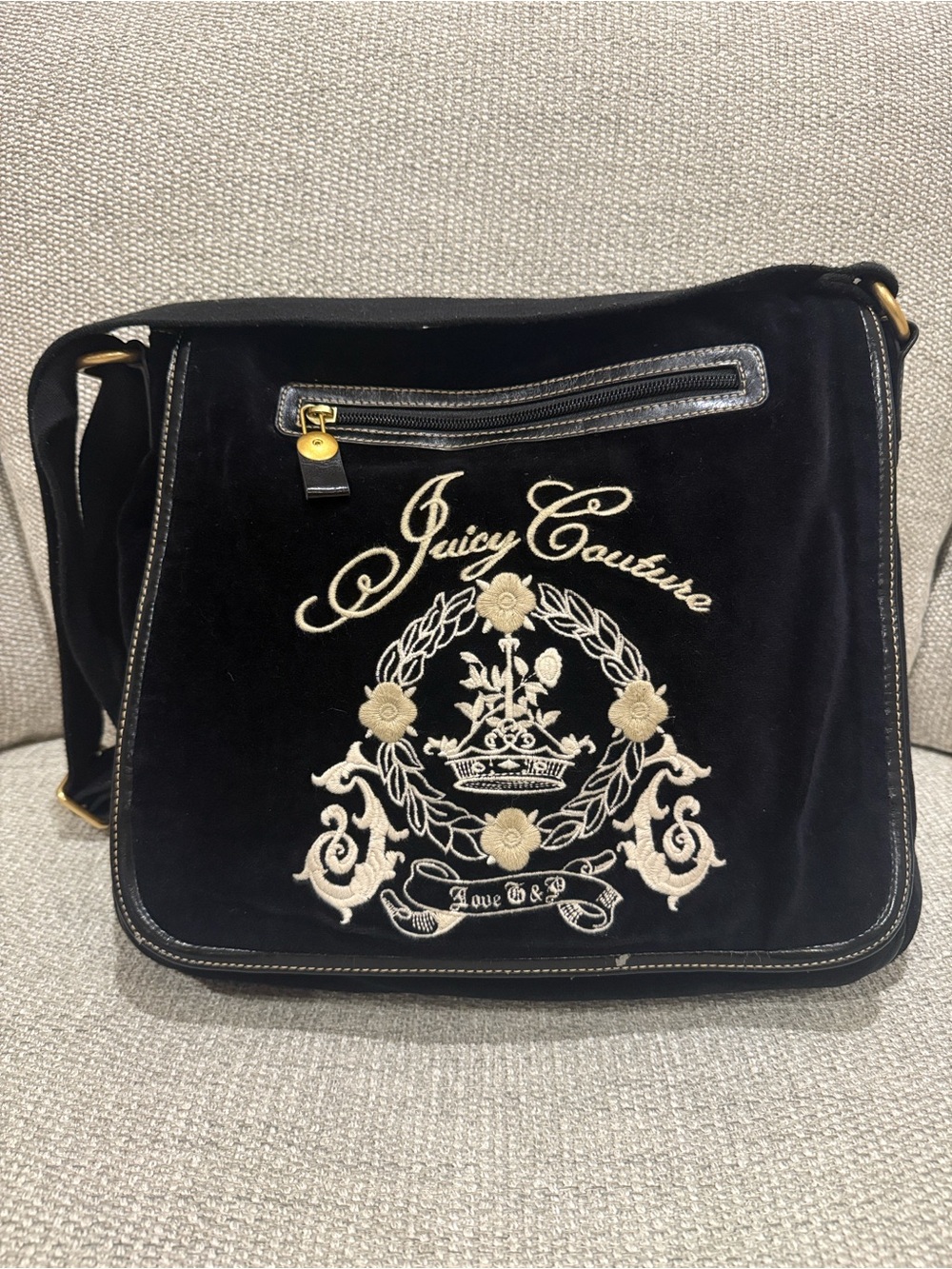 Juicy Couture Y2K Vintage Velour Black Velvet Messenger bag with Cream Embroider